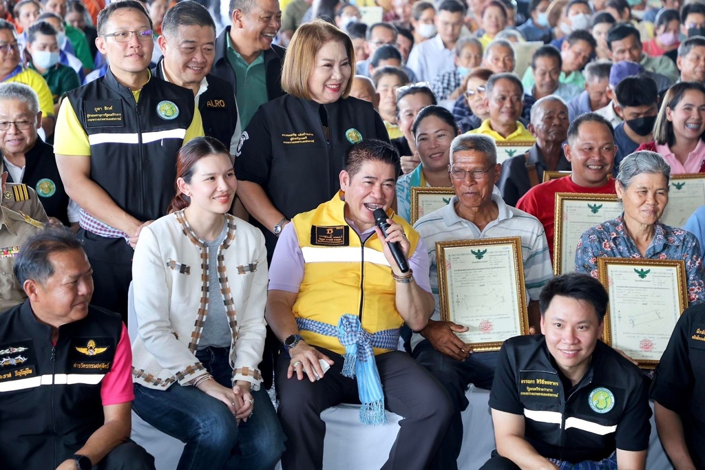 เกษตรกรในเขตปฏิรูปที่ดินเพชรบุรี เฮ!! "รมว.ธรรมนัส" มอบโฉนดเพื่อการเกษตร อีก 100 ราย