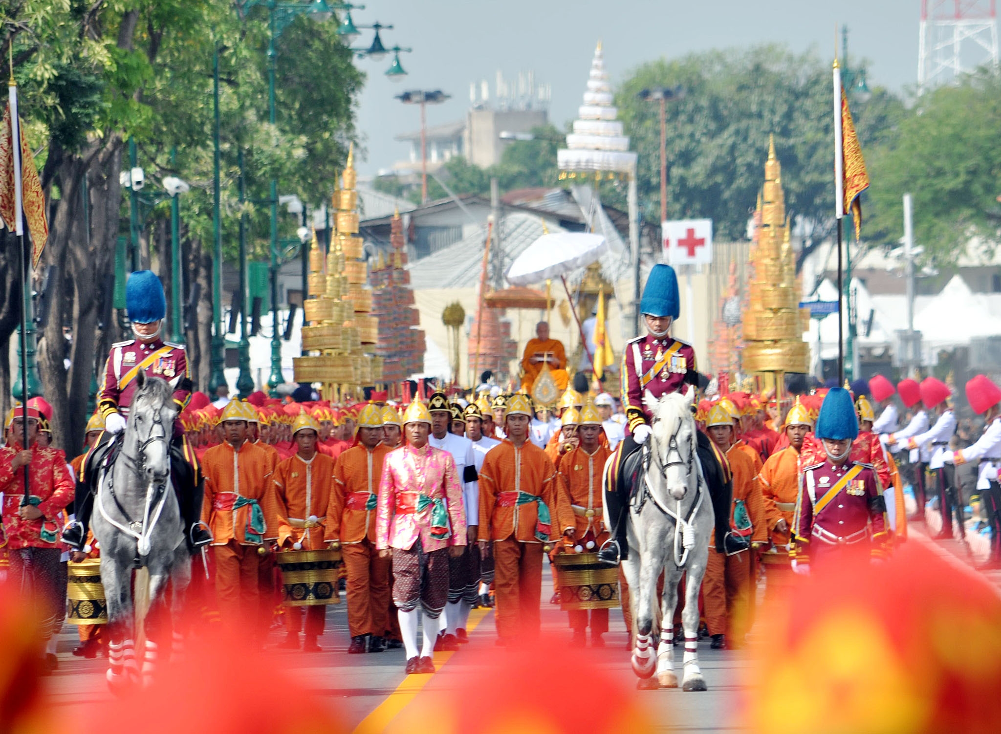พสกนิกรชาวไทยน้อมส่งเสด็จสู่สวรรคาลัย