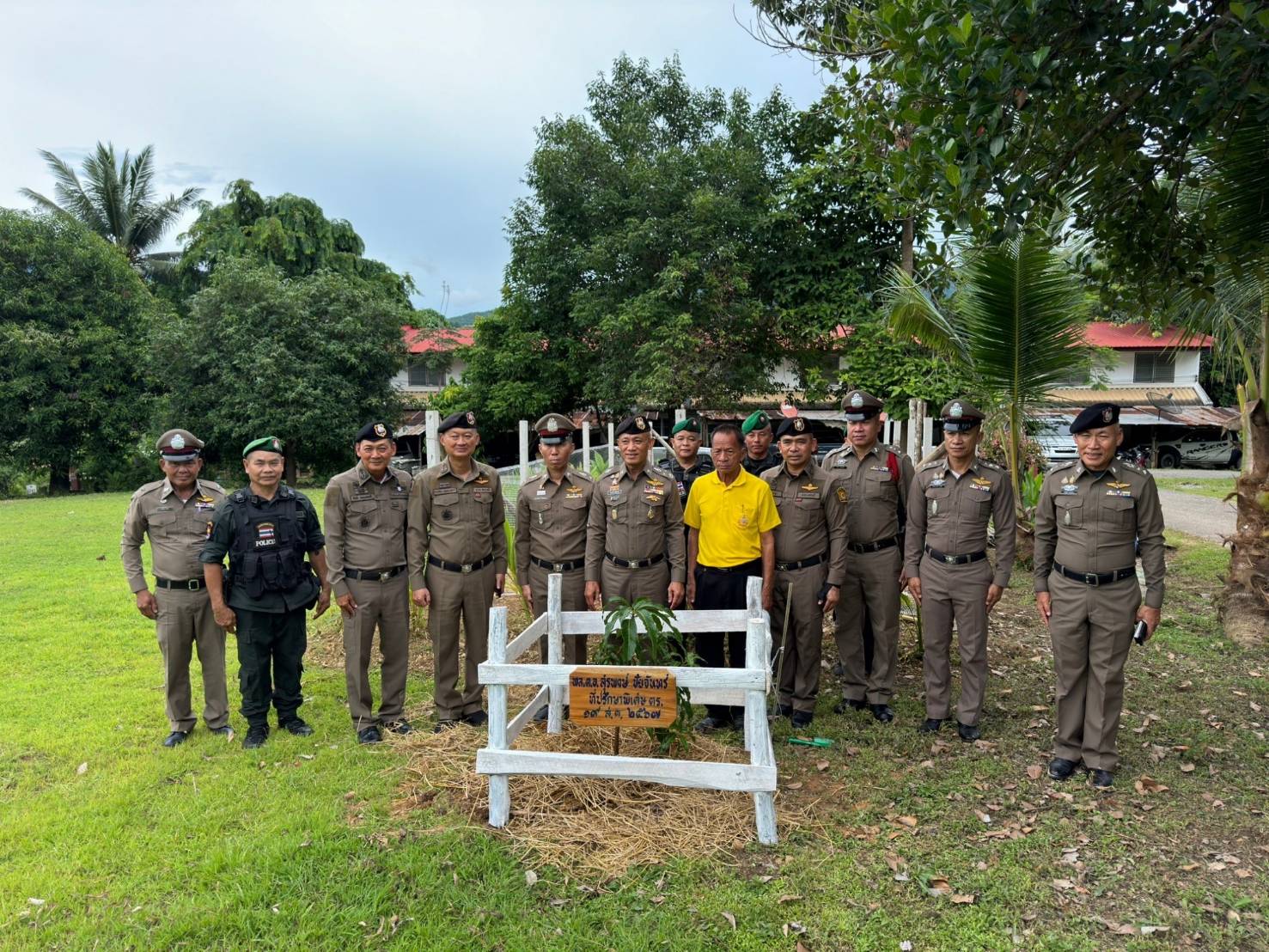 ที่ปรึกษาพิเศษ ตร. พร้อมคณะตรวจเยี่ยมบำรุงขวัญและติดตามการปฏิบัติงานของหน่วย ตามนโยบาย ผบ.ตร.ที่ ภ.จว.น่าน และ ที่ สภ.น้ำมวบ จว.น่าน  