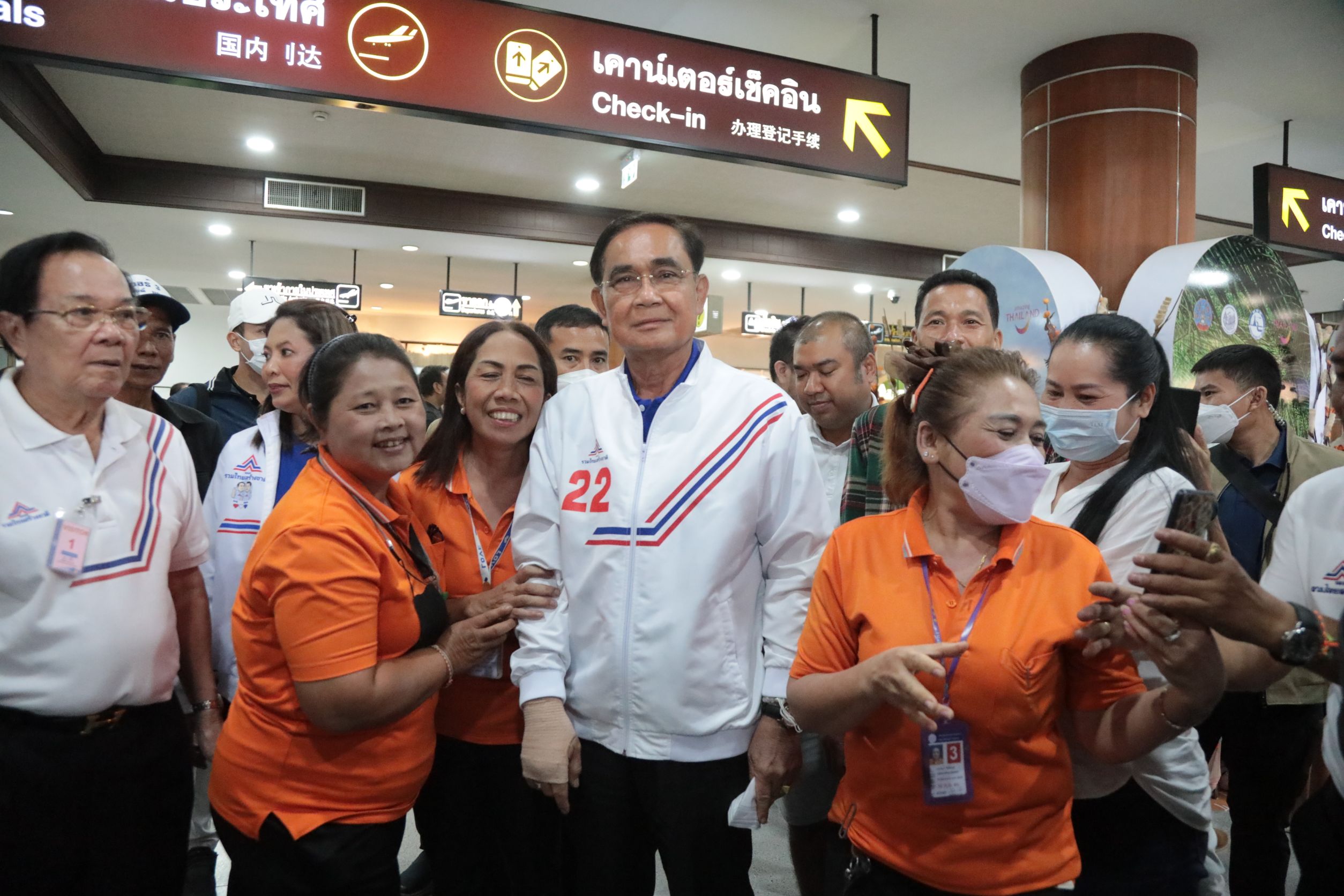 เดินสายต่อเนื่อง "พี่ตู่" ลาราชการ ขน "แกนนำ รทสช." บินสุราษฎร์ ขึ้นรถแห่ขอคะแนนเสียง ก่อนปราศรัยใหญ่เย็นนี้