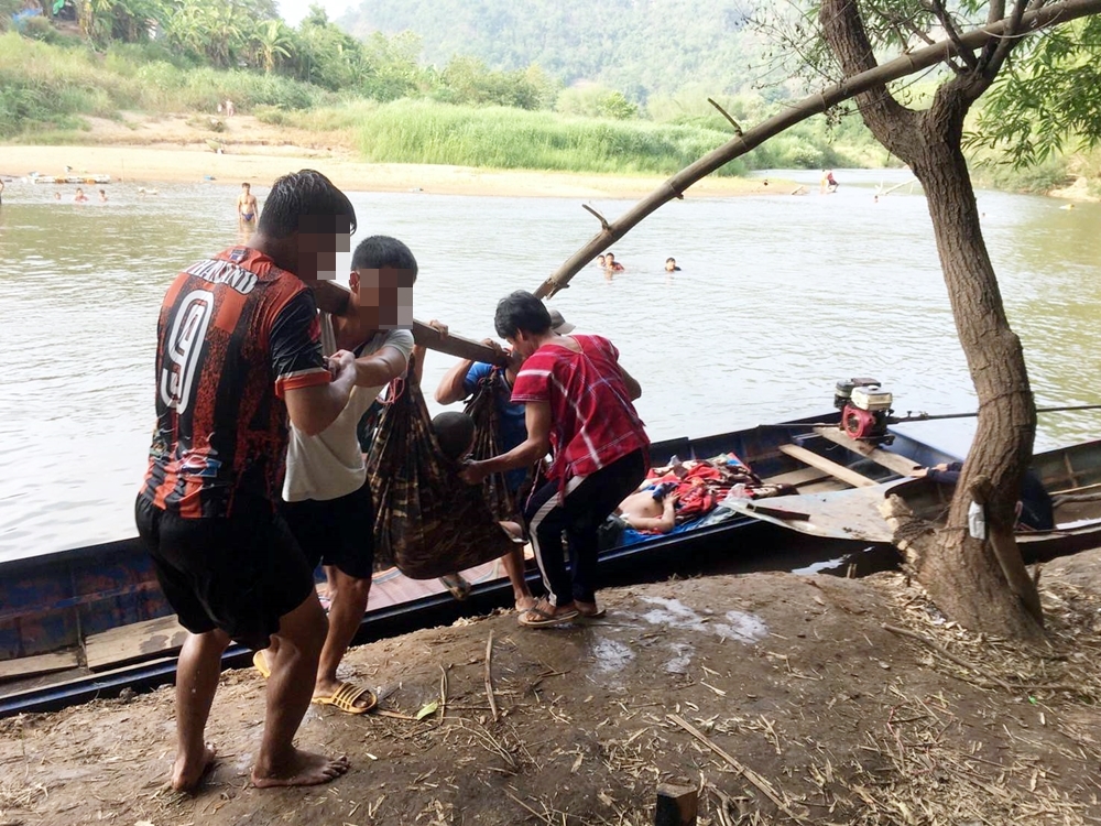 ชาวเมียนมา 3 ราย ถูกสะเก็ดระเบิดได้รับบาดเจ็บ ถูกส่งข้ามรักษาตัว รพ.พบพระ