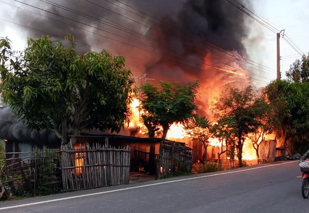 ไฟไหม้บ้านวอด 2 หลัง หวิดย่างสดแม่เฒ่า โชคดีเพื่อนบ้านอุ้มหนีทัน