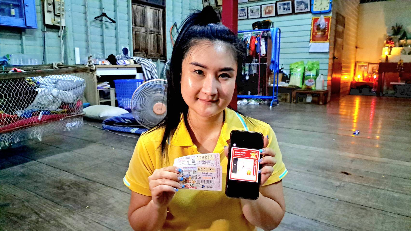 สาวดำเนินสะดวกซื้อลอตเตอรี่พลัสเป็นเศรษฐีรวย 12 ล้านเชื่อปู่พญานาคมาให้โชคใหญ่