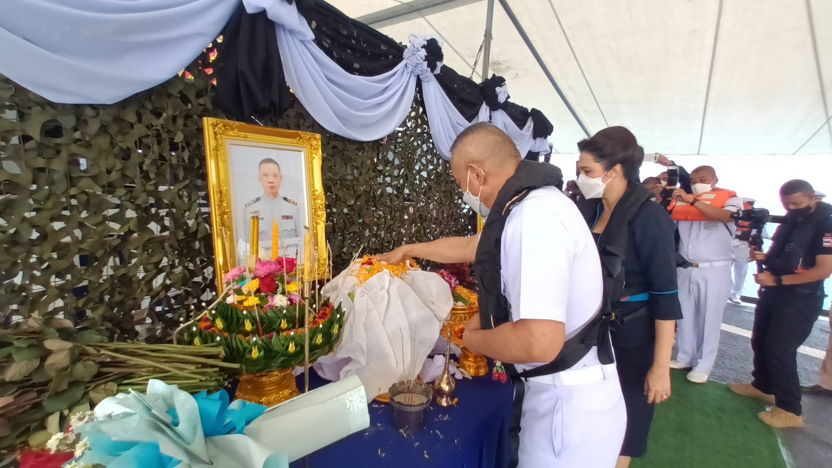 กองทัพเรือ ประกอบพิธีลอยอังคาร 3 กำลังพลเรือหลวงสุโขทัยที่ประสบเหตุ อย่างสมเกียรติ