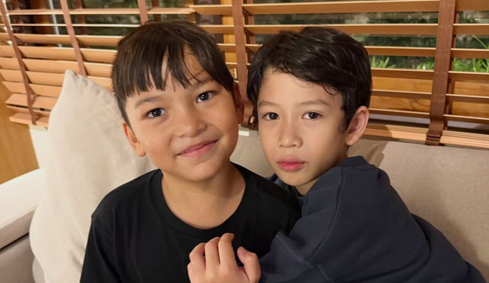 กอดนะเพื่อน! เปิดภาพซึ้ง “น้องโพธิ์” ให้กำลังใจ “น้องมิก้า” ลูกชายเรย์ แมคโดนัลด์