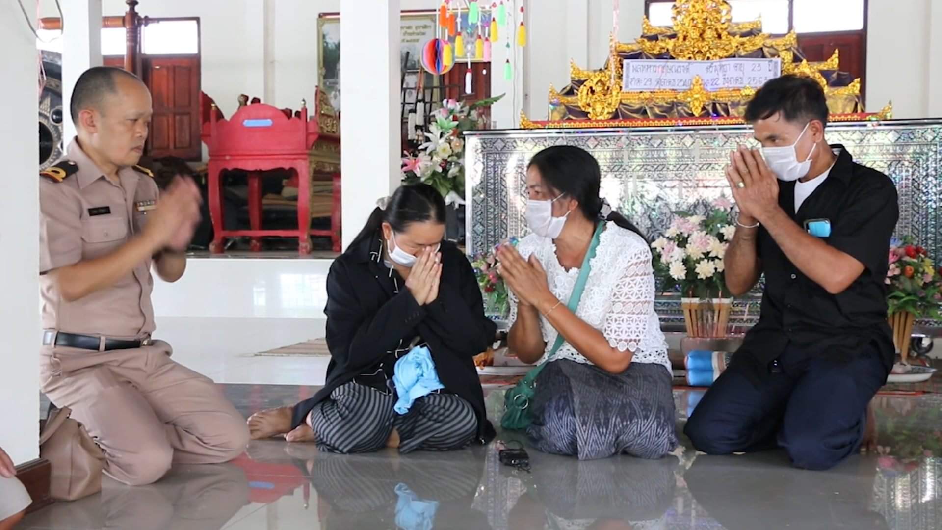 พ่อ-แม่ "ไอ้ต้อง" ฆาตกรฆ่าพลทหารเสียชีวิตในห้องขัง สภ.น้ำพอง รุดเคารพศพพลทหาร