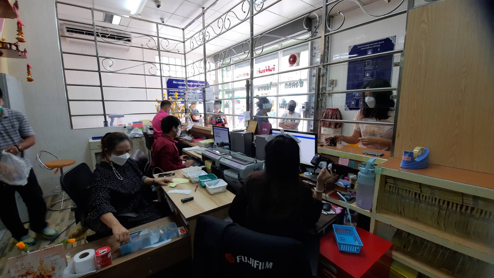 โรงเรียนใกล้เปิดเทอมผู้ปกครองนำสิ่งของที่มีค่าในบ้านเข้าโรงรับจำนำ   