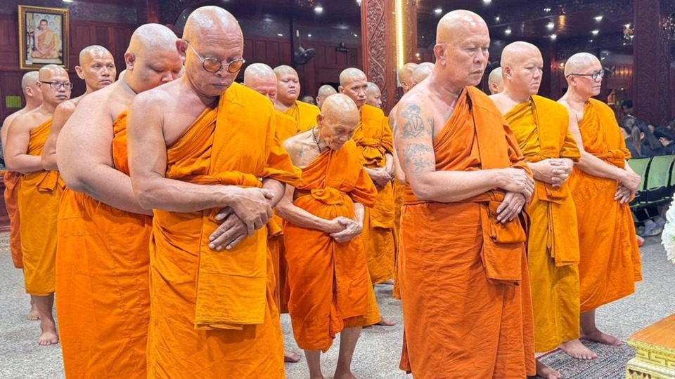 "หลวงพ่ออ๊อด" วัดสายไหม นำ ปชช. สวดอภิธรรมถวายพระราชกุศลแด่ “พระพันปีหลวง”