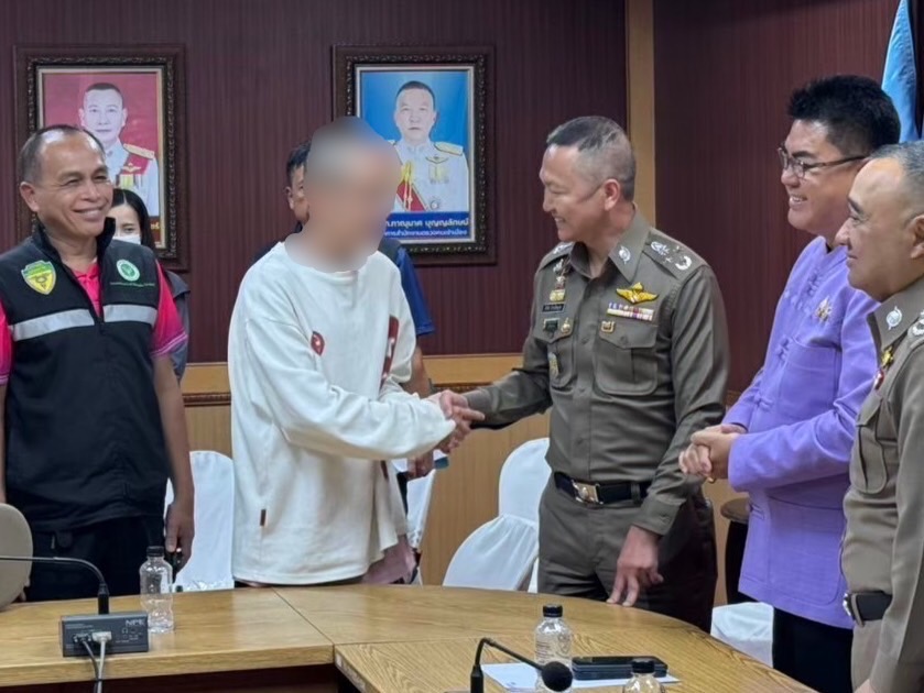 บิ๊กหวานมอบ สตม.คุมตัว 10 ผู้ต้องหาจีน คอลเซ็นเตอร์ซิงซิงส่งตัวให้ตำรวจจีนดำเนินคดี