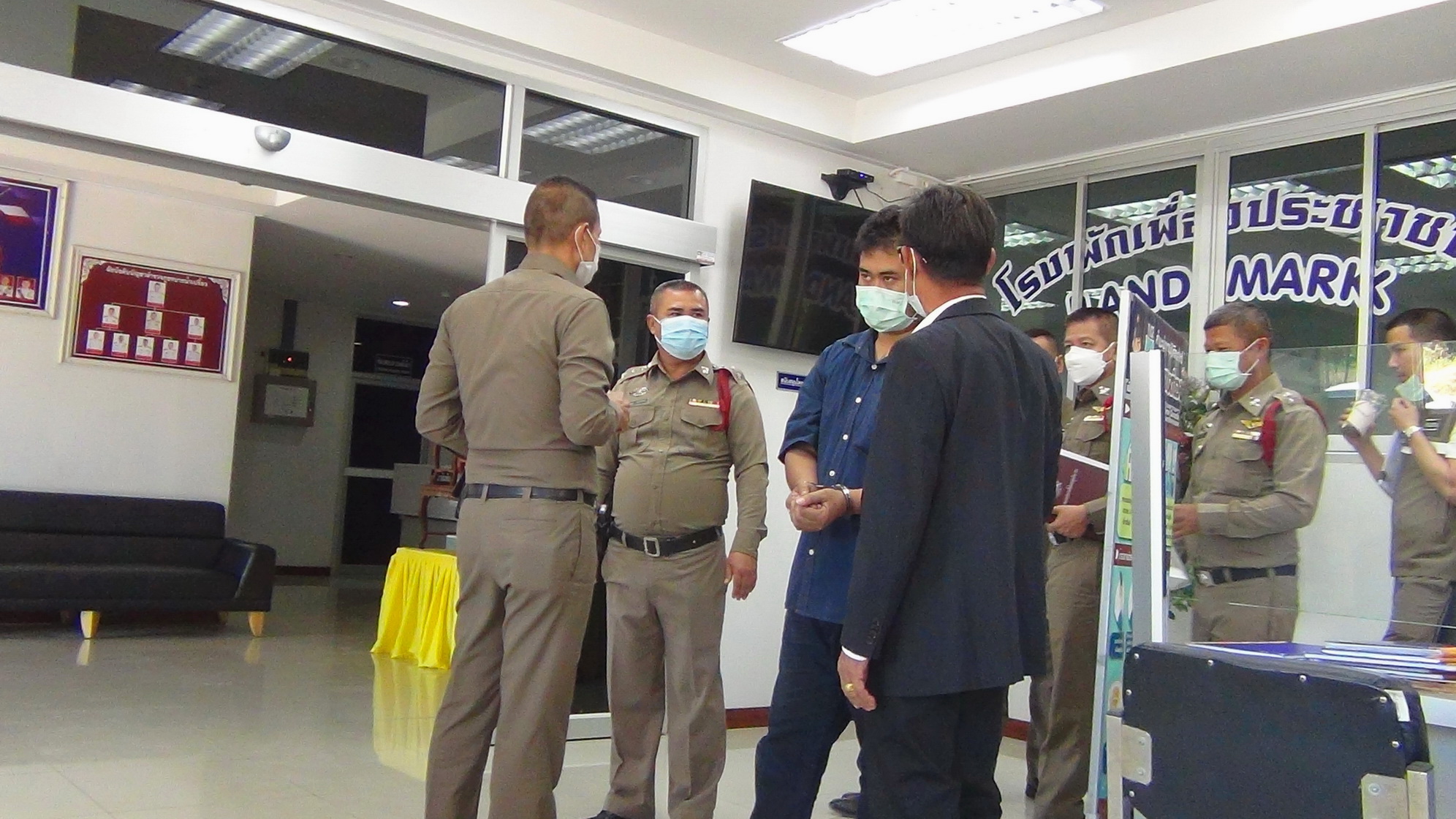 ศาลอนุญาต ปล่อยตัวชั่วคราวหนุ่มพกปืนนั่งร้านอาหารยิงตำรวจเจ็บ