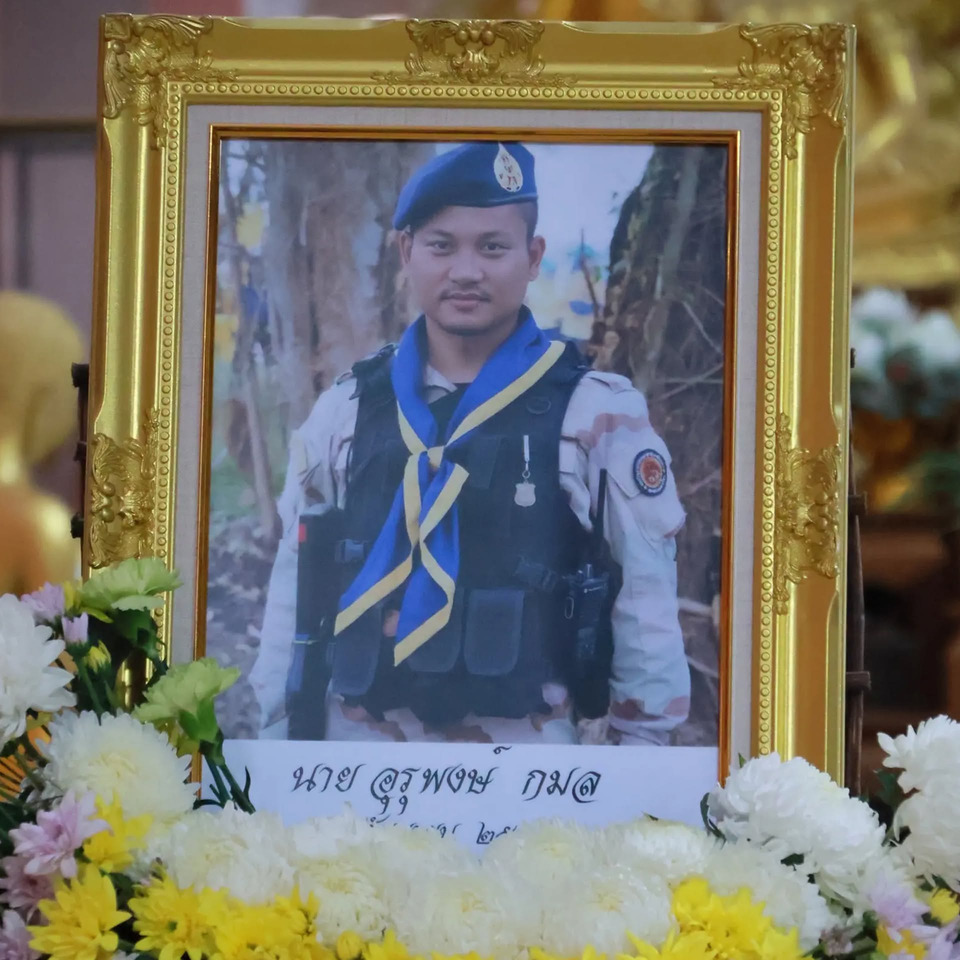 "ในหลวง" โปรดเกล้าฯ พระราชทานพวงมาลา-รับศพ "อส.อุรุพงษ์" ไว้ในพระบรมราชานุเคราะห์ พร้อมทุนเยียวยา 5 แสน