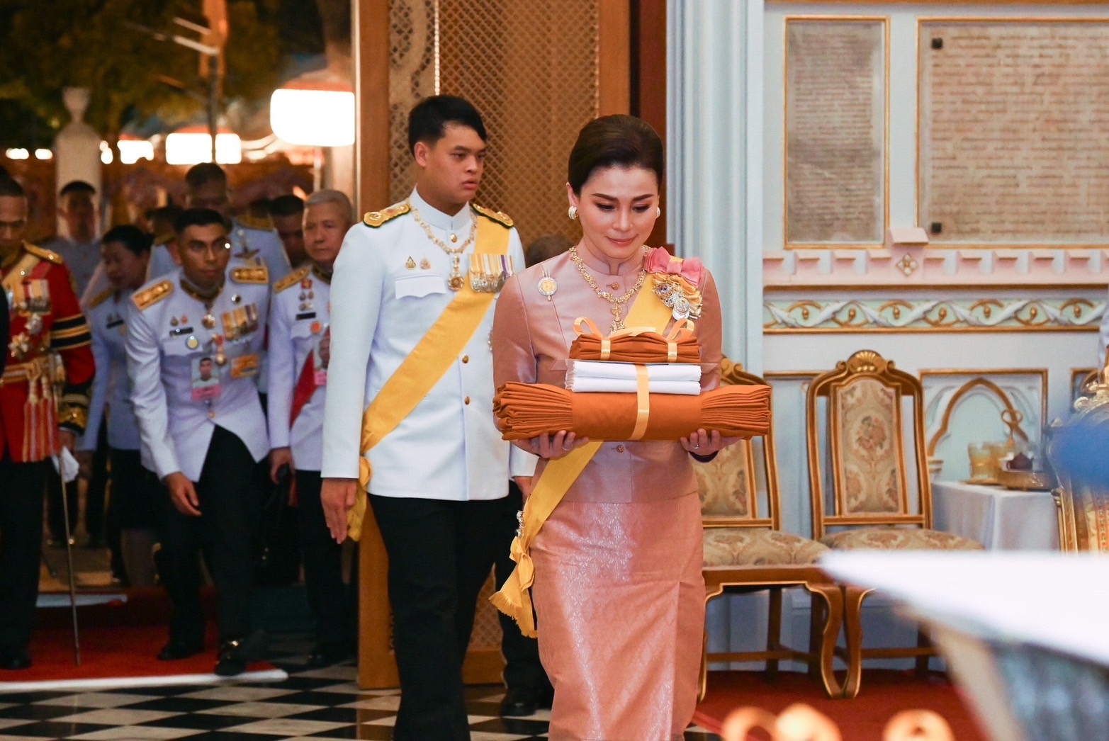 'พระราชินี'เสด็จฯแทนพระองค์บำเพ็ญพระราชกุศลถวายผ้าพระกฐินวัดนิเวศธรรมประวัติ