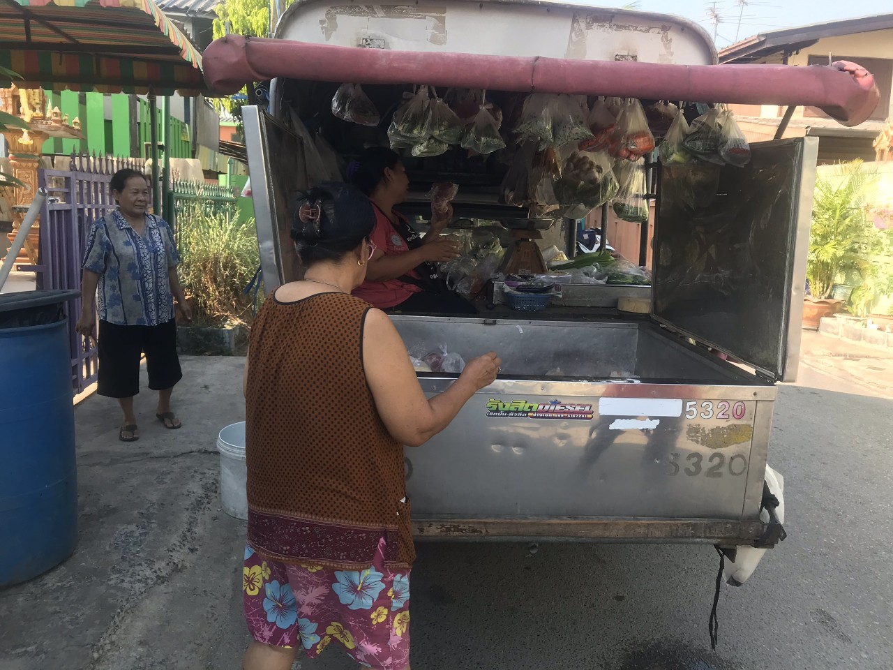 รถเร่ขายกับข้าวตามบ้านขายดีหลังโควิดระบาดปชชไม่ออกจากบ้าน 	