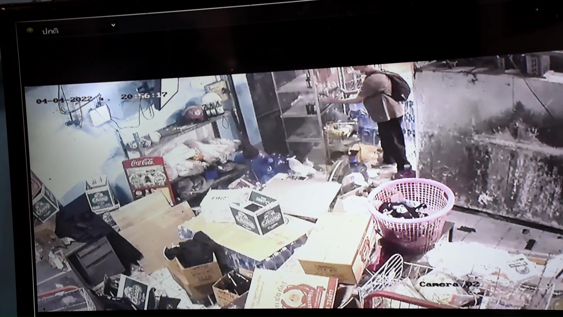เจ้าของร้านขายของชำอุดรเซ็งฝรั่งฉกเหล้า 1 แบนหนีลอยนวล