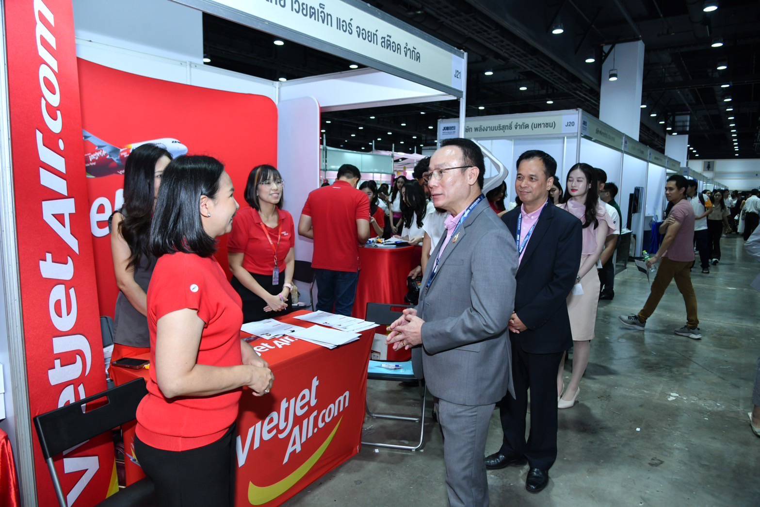 “สมชาย” เผยวันแรก Job Expo Thailand 2025 คึกคัก! กระแสตอบรับแรง งานสายบริการ-การบินแห่สมัครไม่ขาดสาย
