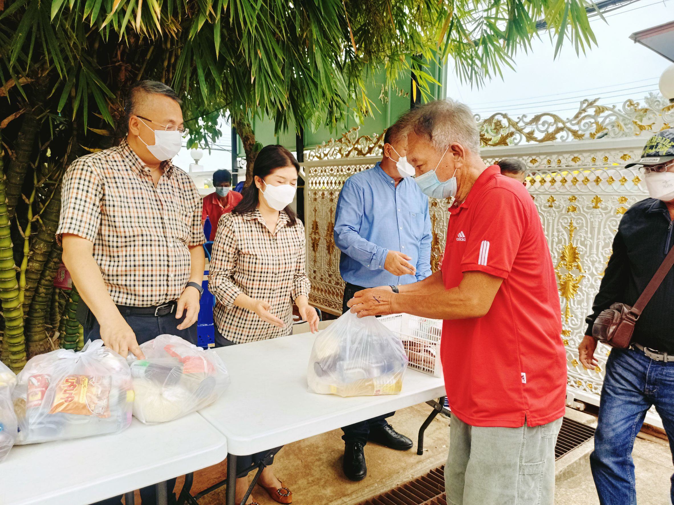 ผู้ว่าฯสุราษฎร์ เปิดบ้านมอบสิ่งของ “ตู้ปันสุข” 800 ชุดให้ผู้ได้รับผลกระทบจากโควิด-19
