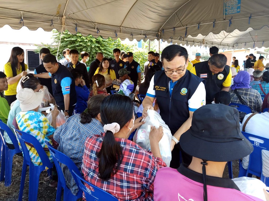 คป.นครปฐม ร่วมมอบสิ่งของให้ชาวบางหลวงที่ประสบอุทกภัย อ.บางเลน