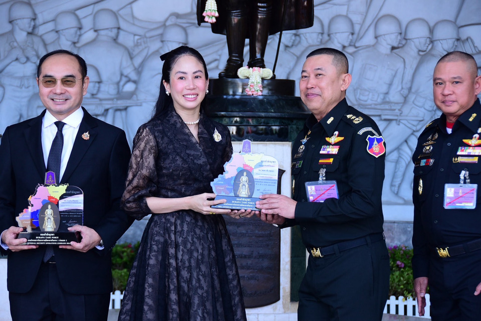 “แม่ทัพภาคที่ 1” มอบโล่เชิดชูเกียรติ “ตั๊น จิตภัสร์-คณะผู้บริหาร ทส.” ขอบคุณพลังหนุนภารกิจปกป้องอธิปไตยชายแดน