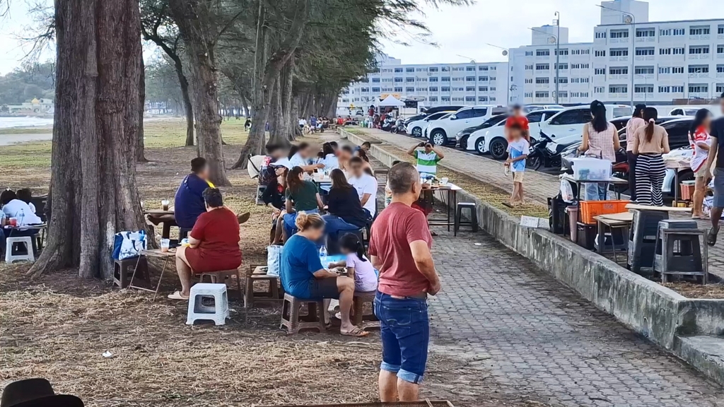 หาดชลาทัศน์คึกคัก! นทท.นั่งจิบกาแฟดูวิวทะเล หลังพ้นฤดูมรสุม สภาพอากาศดี ไร้คลื่นลม-ฝน