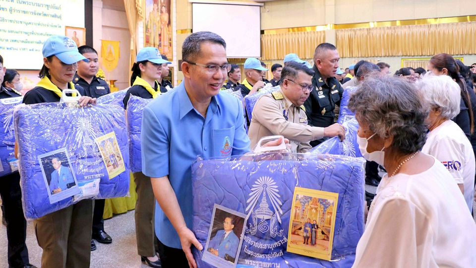 กาฬสินธุ์มอบผ้าห่มกันหนาวพระราชทานช่วยประชาชนกว่า 2,500 ราย