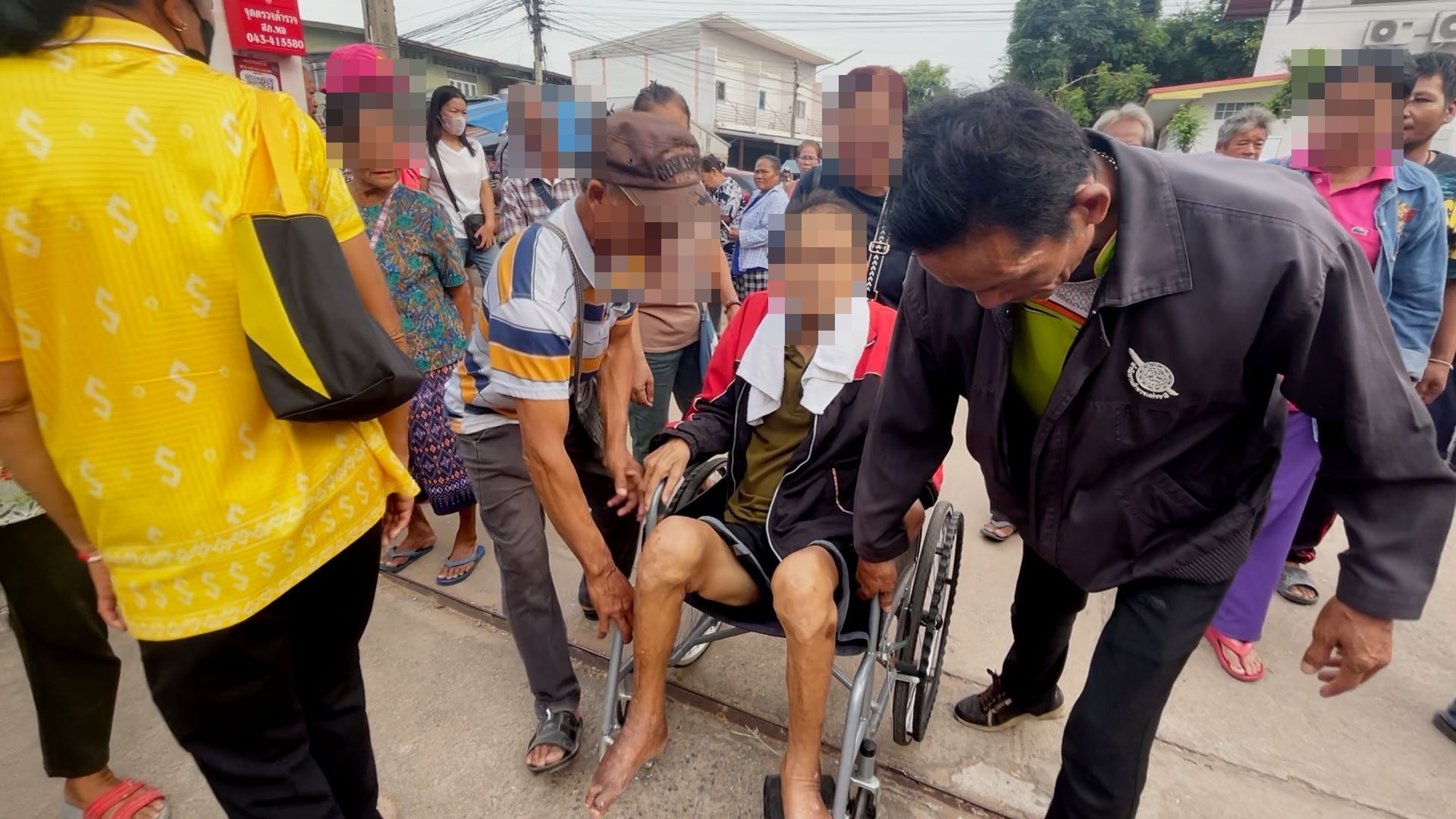 เมียเข็นสามีติดเตียงมาหลายกิโลเมตรเบิกเงินหมื่นที่ธนาคารเหตุถูกแจ้งไปว่าต้องมาเบิกด้วยตัวเองห้ามมอบอำนาจ