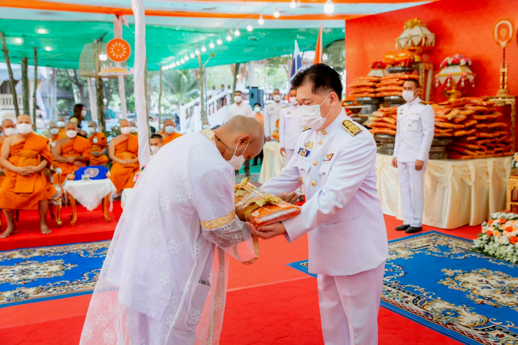 ผู้ว่าฯนครนายก มอบผ้าไตรโครงการบรรพชาอุปสมบท 99 รูป เพื่อถวายพระพรชัยมงคลแด่ "พระองค์ภา"  