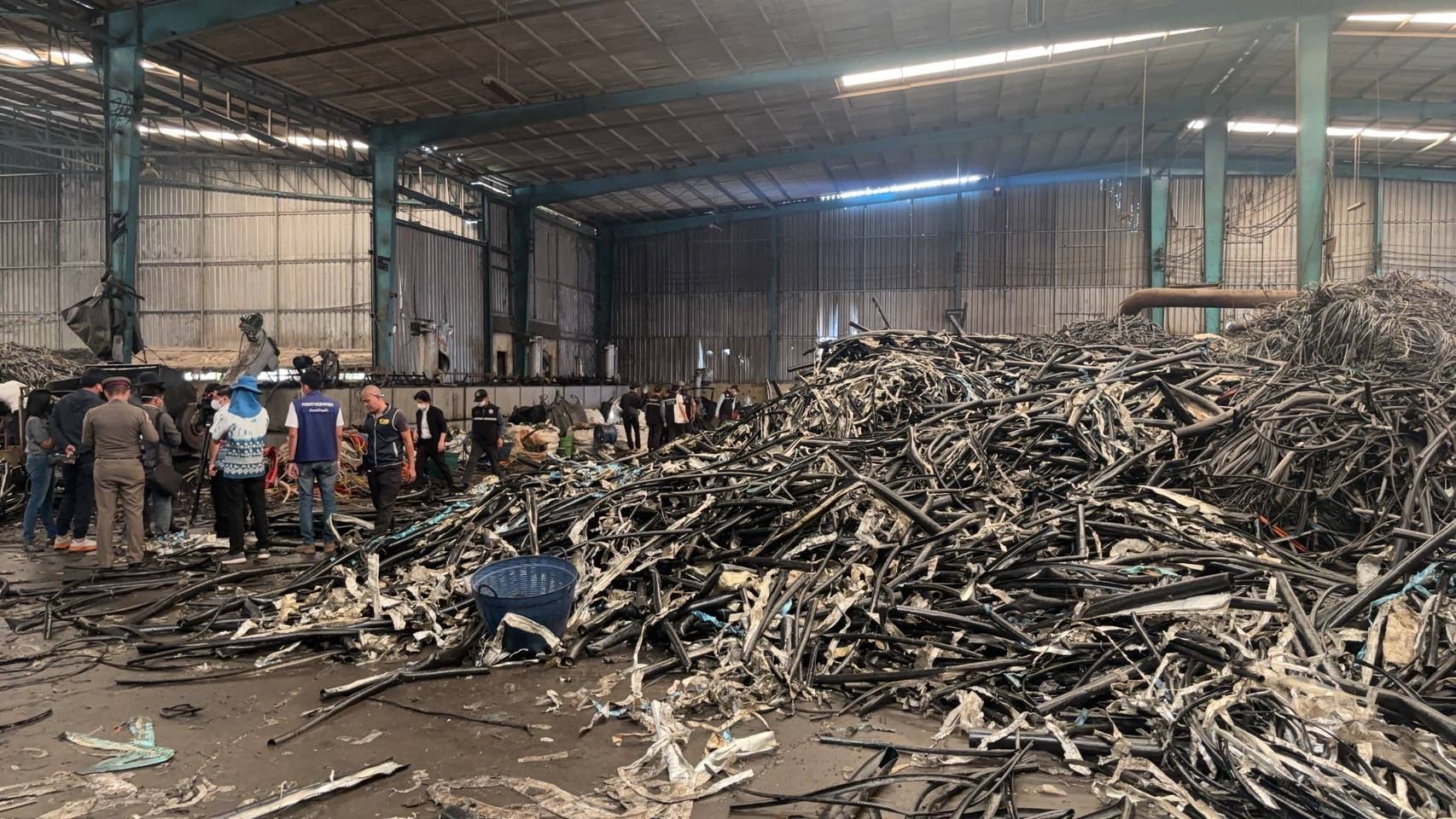 บุกค้นโรงงานรีไซเคิลสายไฟขนาดใหญ่ เป็นของนายทุนจีนตั้งโรงงานเถื่อน ผงะสายไฟเก่าร่วม 4 พันตัน ชี้เข้าข่ายวัตถุอันตราย