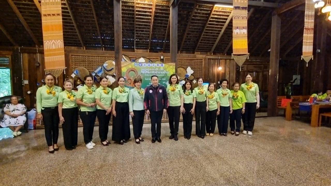 อุบลราชธานีเปิดโครงการสร้างอาชีพพวงมาลัยผ้าอาบน้ำฝนต้อนรับประเพณีเข้าพรรษา  