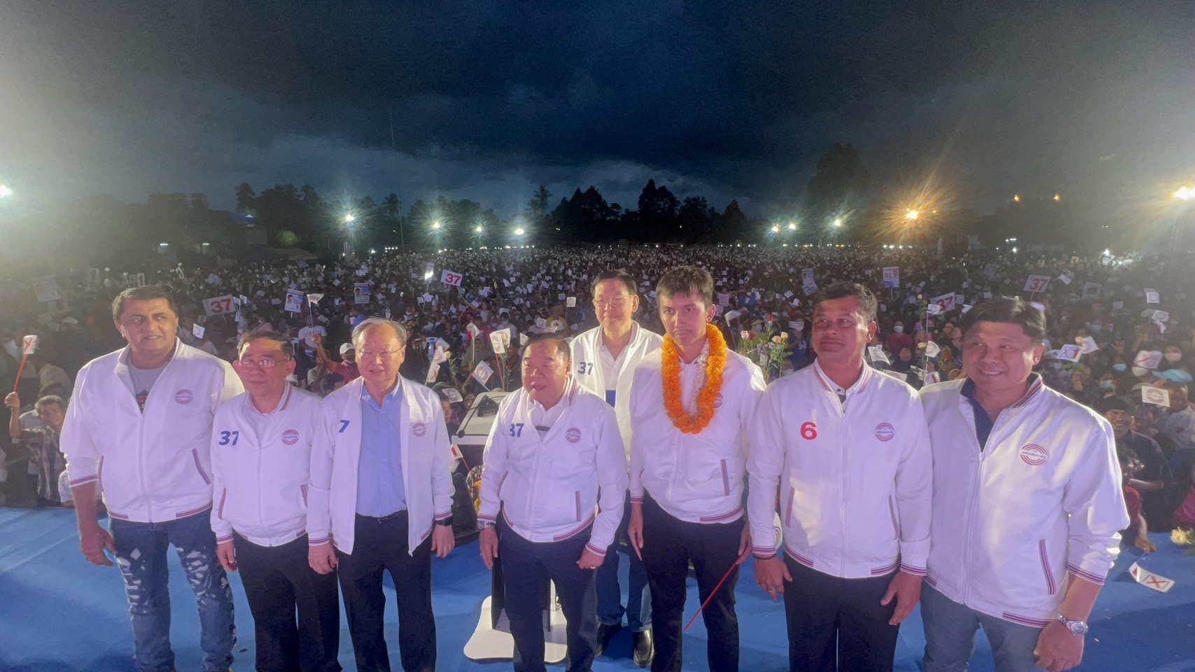 "บิ๊กป้อม" อ้อนชาวสงขลา ขอให้เลือกผู้สมัคร พปชร.ทั้ง 9 เขต โชว์ผลงานก้าวข้ามความขัดแย้งประสานรบ. อยู่ครบ 4 ปี