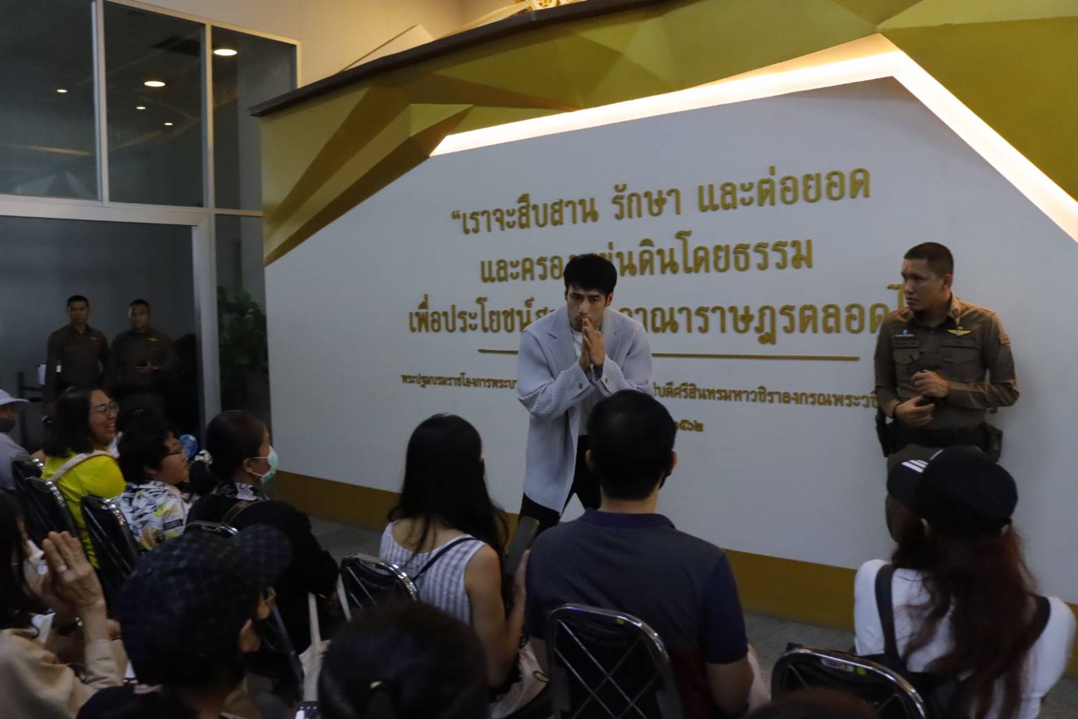 "บอย ปกรณ์" ยกมือไหว้ขอโทษผู้เสียหายหลังให้ปากคำ รับรู้สึกผิดที่มีส่วนทำให้มีผู้เดือดร้อนจำนวนมาก