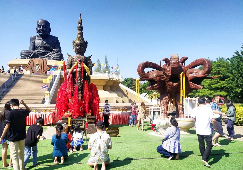 โค้งสุดท้าย!!! นทท.แห่ขอเลขเด็ด “ท้าวเวสสุวรรณ-ไอ้ไข่” วัดห้วยมงคลกันคึกคัก