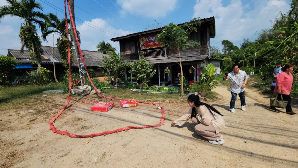 ดังสนั่น!! คอหวยจุดประทัด 2 แสนนัด แก้บน "ท้าวเวสอภิวรรณ รวยทันใจ" หลังถูกรางวัลกว่า 4 แสนบาท