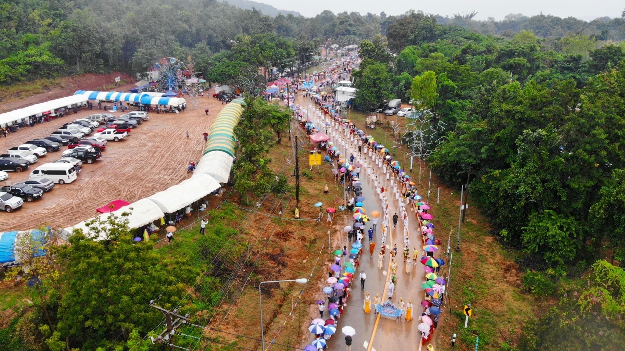 กาฬสินธุ์คนนับหมื่นร่วมตักบาตรเทโวโรหณะปีที่18