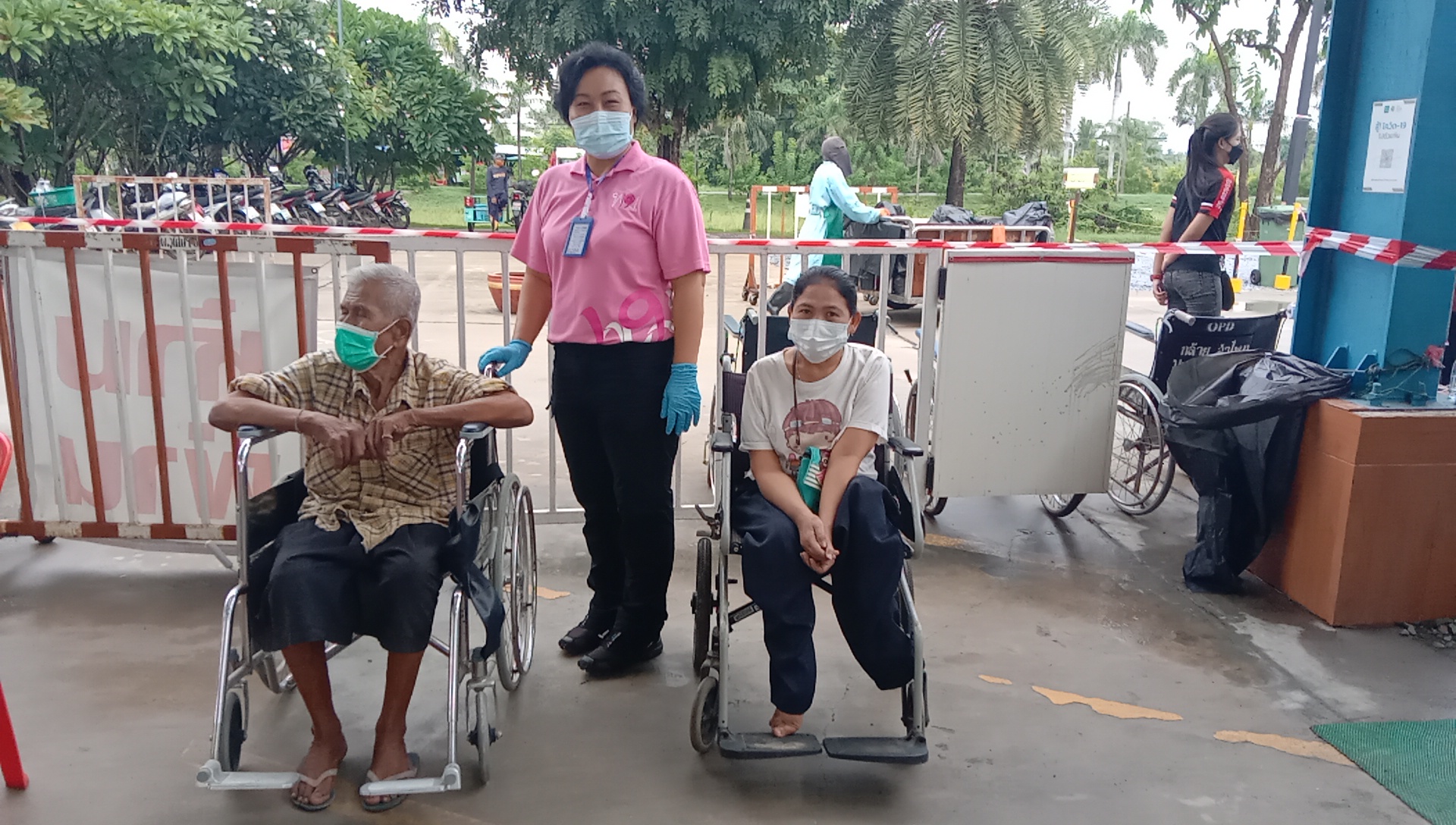 เหล่ากาชาดอ่างทอง ร่วม พม.อ่างทอง  นำผู้พิการ 500 คน  ฉีดวัคซีนชิโนฟาร์ม