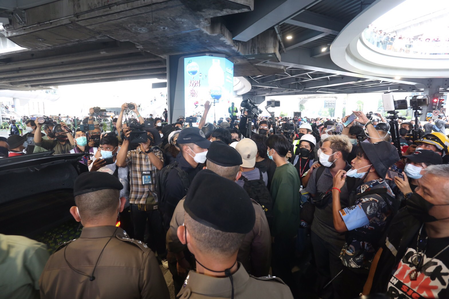 ตร.เข้าเจรจาขอเปิดการจราจรแยกปทุมวัน เจอม็อบโห่ไล่ 