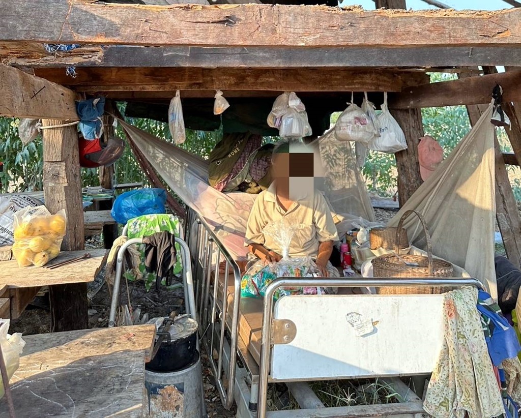 นอภ.ทรายมูล พร้อม อส.-ผู้นำท้องที่ รุดช่วยเหลือผู้ป่วยติดเตียง 