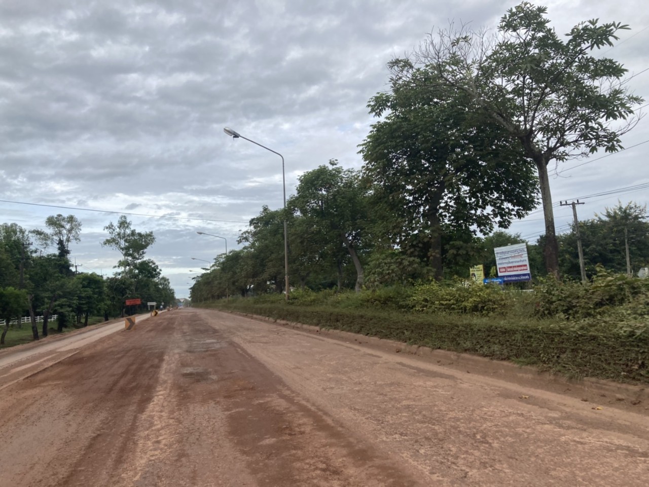 ชาวหนองคายจี้แขวงทางหลวงหนองคาย เร่งปรับผิวการจราจรทางไปดูบั้งไฟพญานาคด่วน หลังทุบถนนดีแล้วทำถนนใหม่
