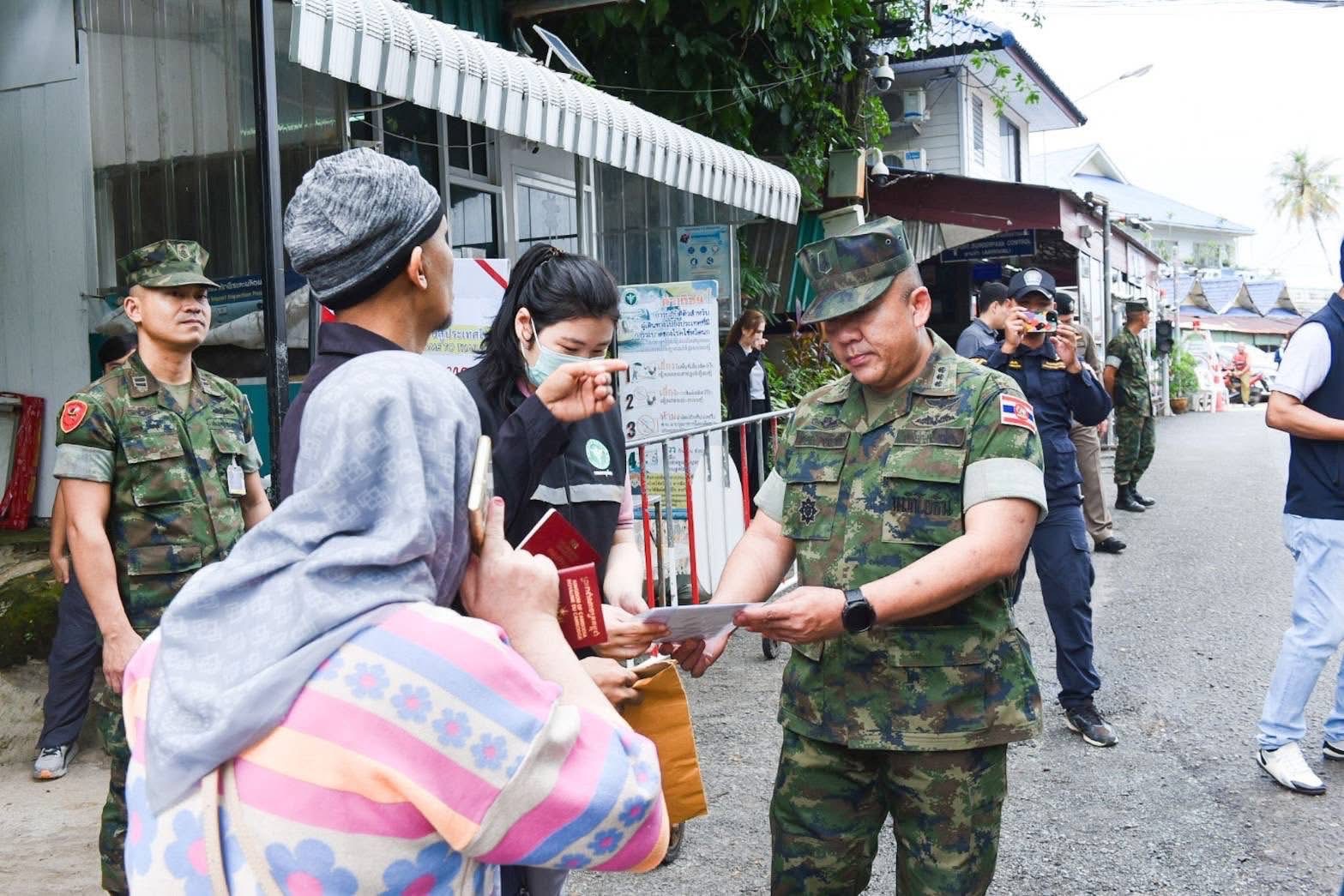 ตราดเปิดด่านผ่านแดนถาวรบ้านหาดเล็กส่งผู้ป่วยฉุกเฉินชาวกัมพูชาเข้าทำการฉายแสงต้านมะเร็งดวงตาที่โรงพยาบาล