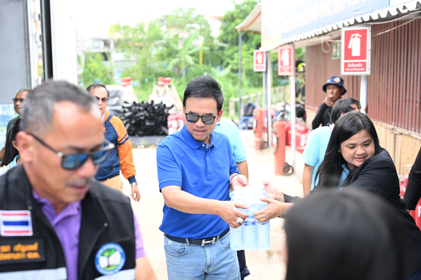 คนไทยไม่ทิ้งกัน นายก อบต.มาบยางพรนำทีมปล่อยคาราวานรถบรรทุกบรรจุถุงยังชีพเยียวยาชุมชมพื้นที่โพนพิสัย 