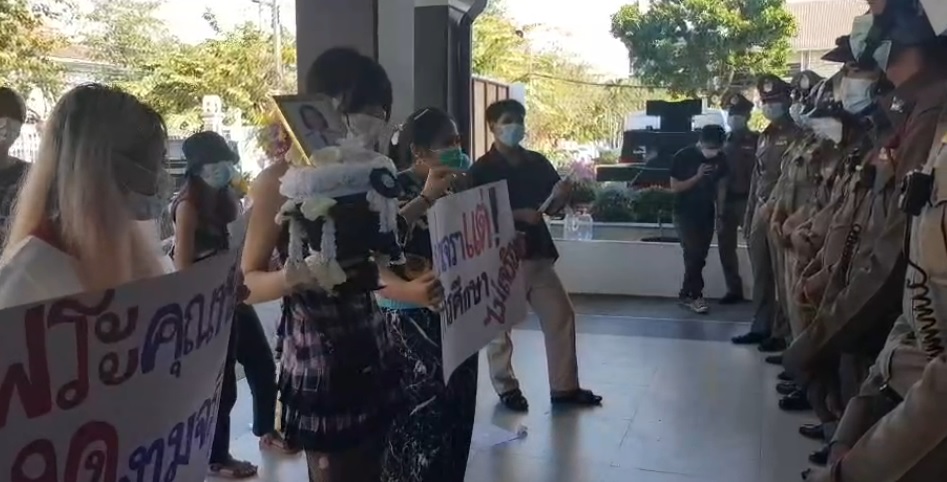 กลุ่มนักเรียนเลวจัดกิจกรรมวันครู  จี้ยุติความรุนแรงในสถานศึกษา 