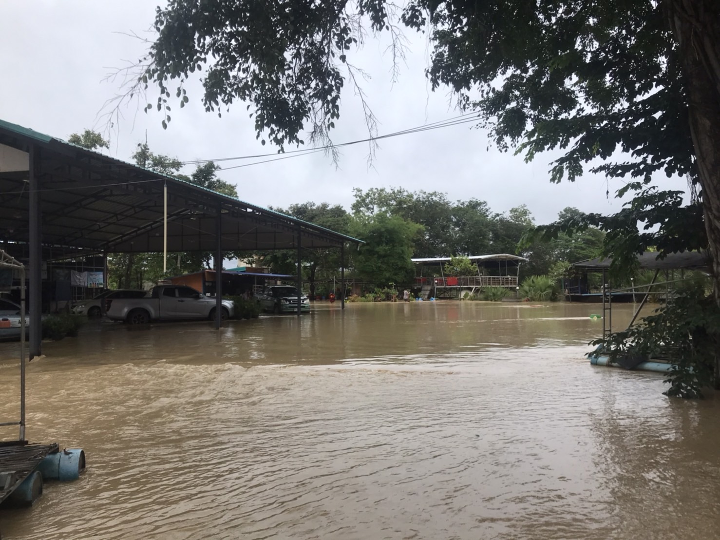 น้ำจากคลองจำกา เอ่อเข้าท่วมบ้านเรือนชาวบ้านในพื้นที่ ต.พลงตาเอี่ยม อ.วังจันทร์ 