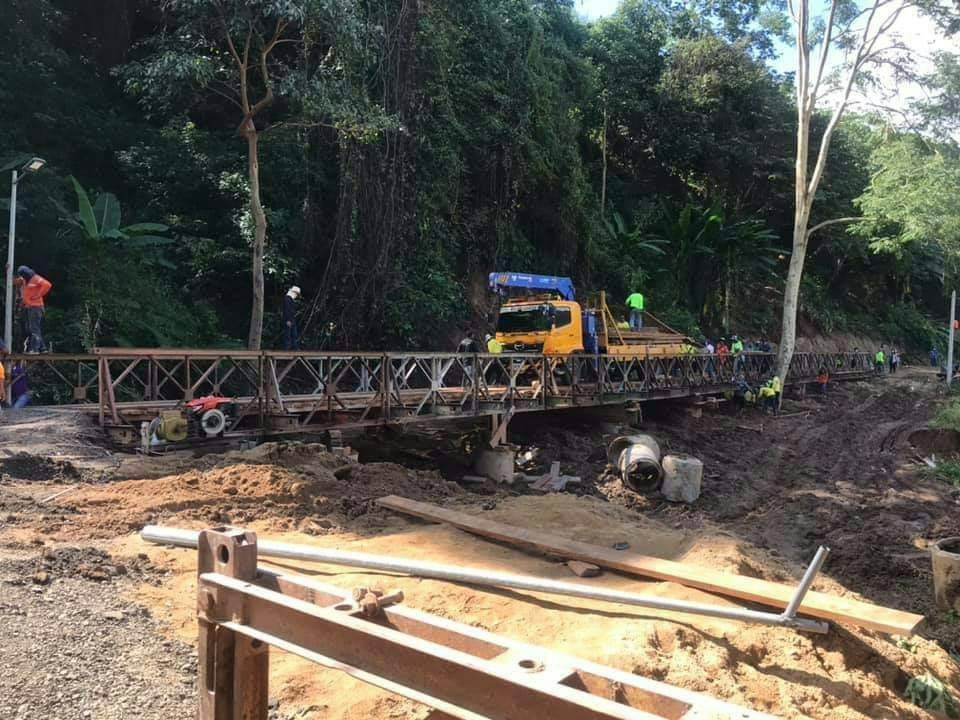 ศูนย์สร้างสะพานที่ 1 ติดตั้งสะพานเบลีย์ เส้นทางสายบ้านตาก - แม่ระมาด ให้รถเล็กสัญจรได้ เป็นการชั่วคราว