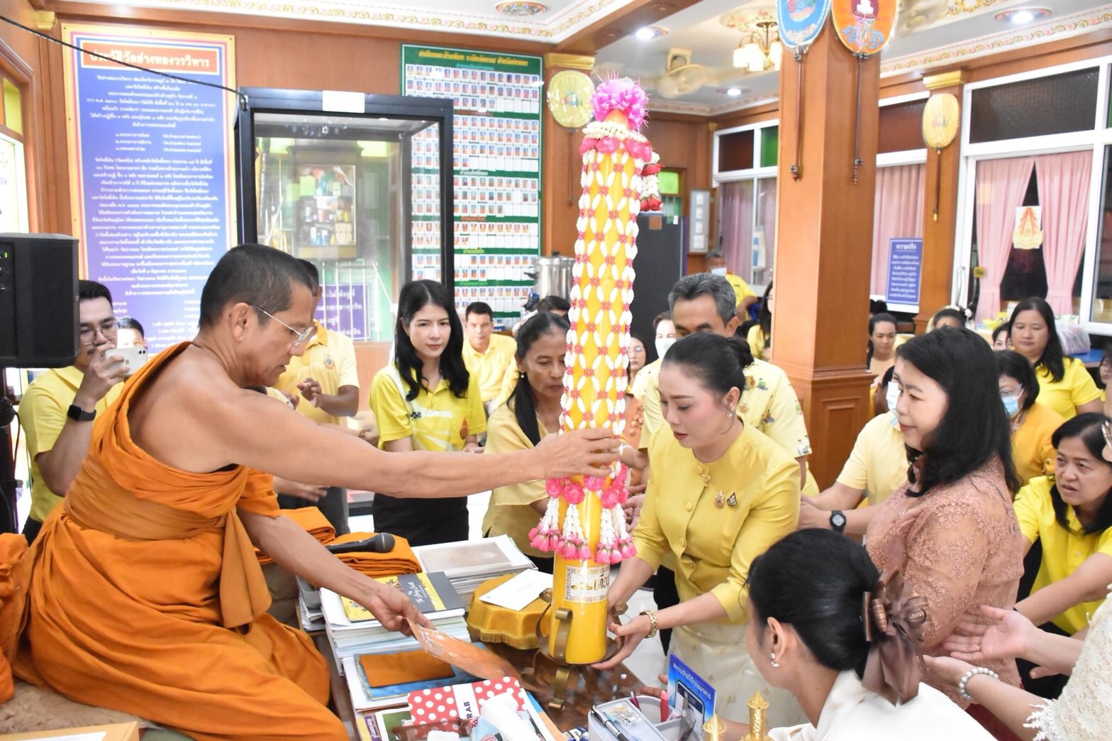 สพป.อ่างทองร่วมถวายเทียนพรรษาเนื่องในวันอาสาฬหบูชาและเทศกาลเข้าพรรษา