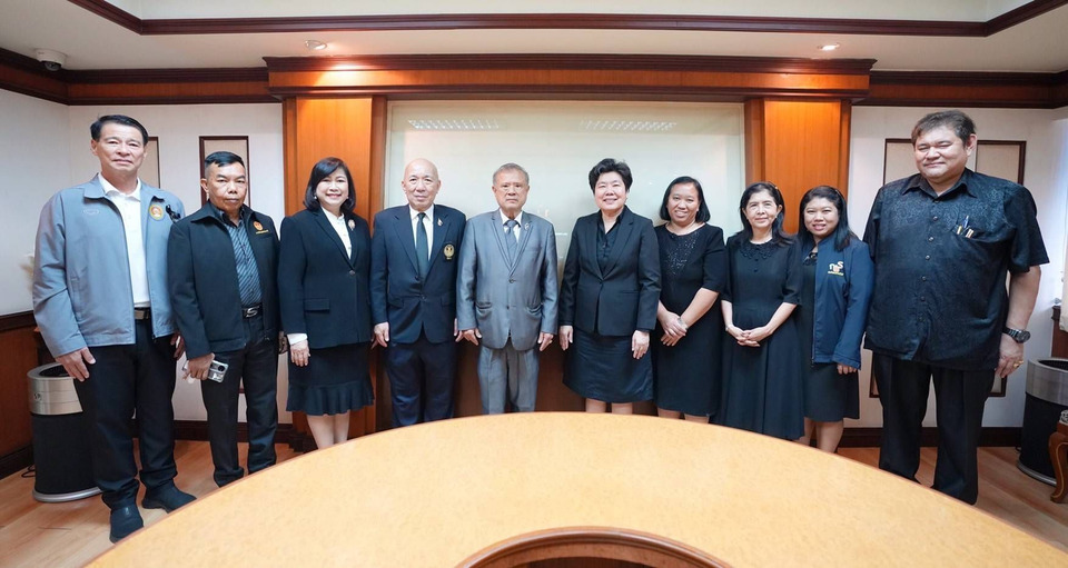 “ดร.วิชัย ปิยวรรณวงศ์” เดินสายส่งท้ายปี 2568 หนุนการศึกษา มอบทุน 1.5 แสน “มรภ.ธนบุรี” แสดงยินดีผู้บริหารมหาวิทยาลัย