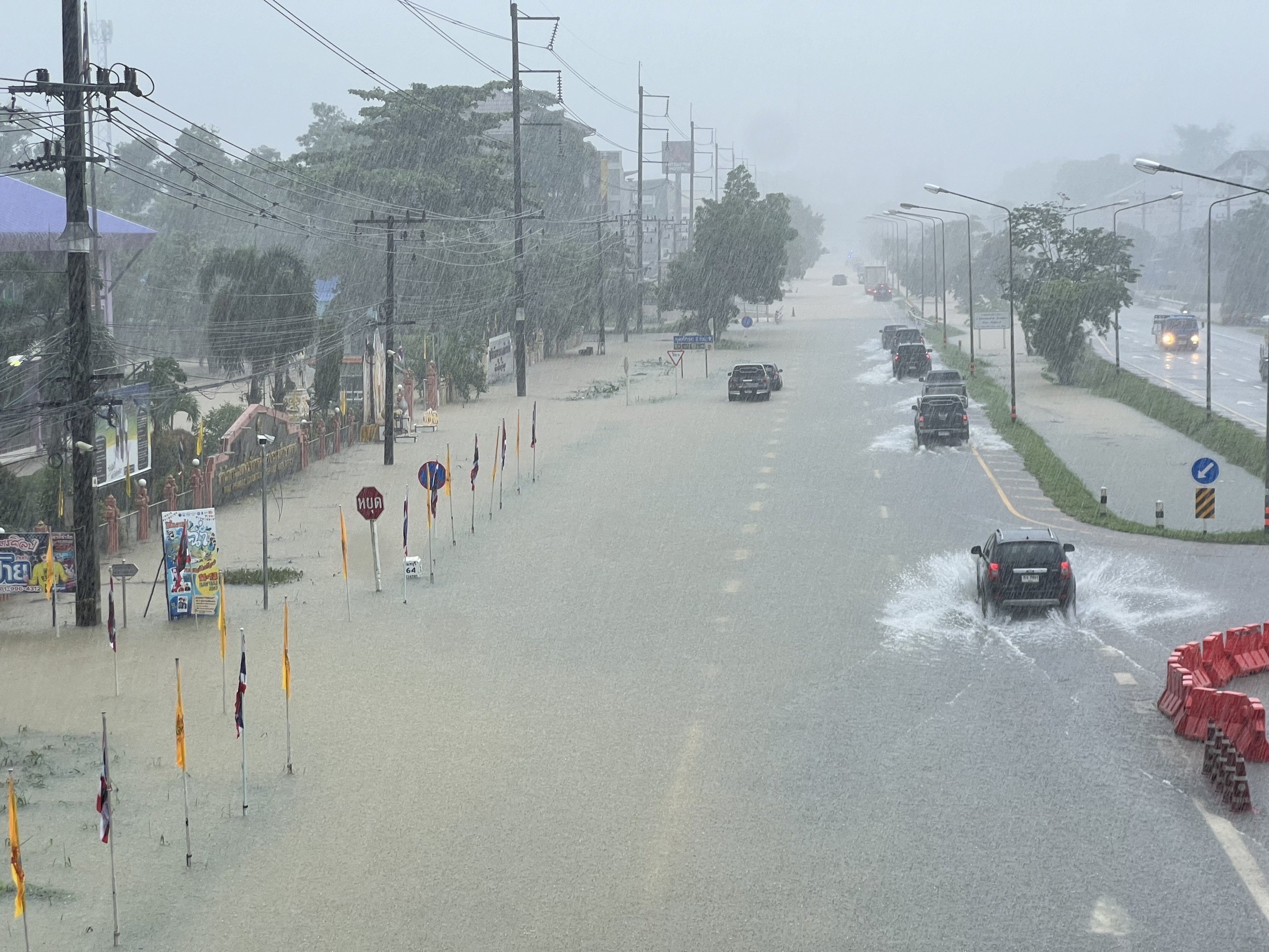 ตราดยังวิกฤตฝนตกไม่หยุดน้ำท่วมโรงเรียนเขตพื้นที่ประถมสูง 1 เมตรครูเผยหนักสุดในรอบ 50 ปี  