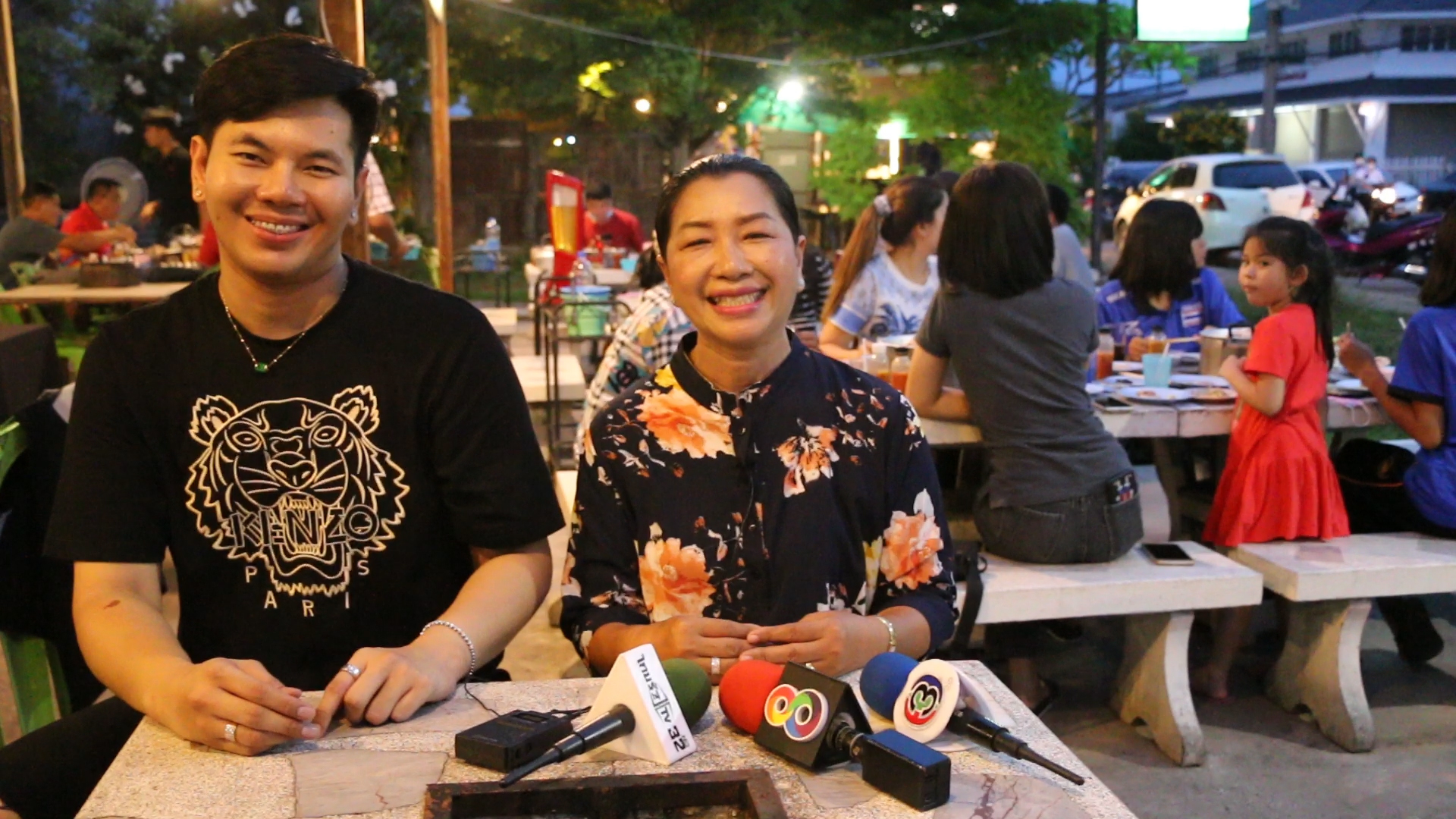 แซ่บยืนหนึ่ง 'ร้านหมูกระทะขอนแก่น'  เด็กเสิร์ฟถอดเสื้อโชว์กล้ามเรียกลูกค้า 