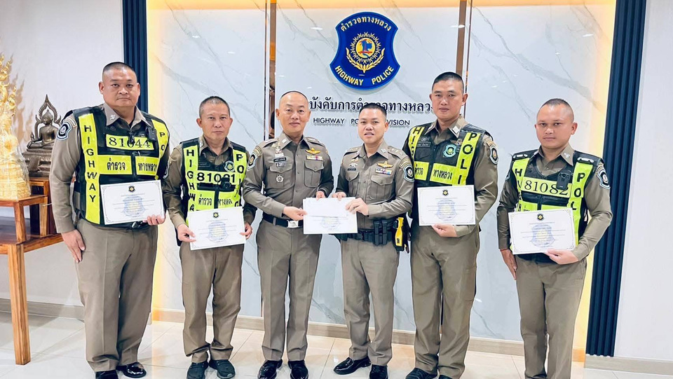 "บิ๊กพรศักดิ์" มอบประกาศเกียรติคุณตำรวจทางหลวงผลงานเด่น ไล่ล่ากระบะซิ่งหนีด่านเจอปืน 9 มม.