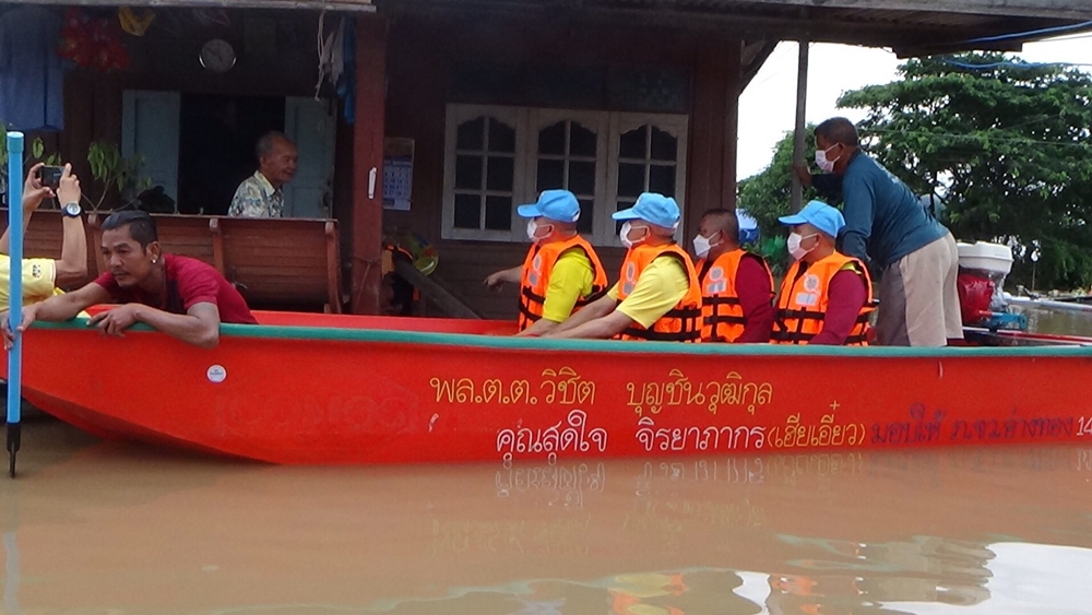 ผู้การฯอ่างทอง ฟิตลงพื้นที่โผงเผงตรวจเยี่ยมให้กำลังใจ พร้อมปล่อยชุดตรวจทางน้ำ