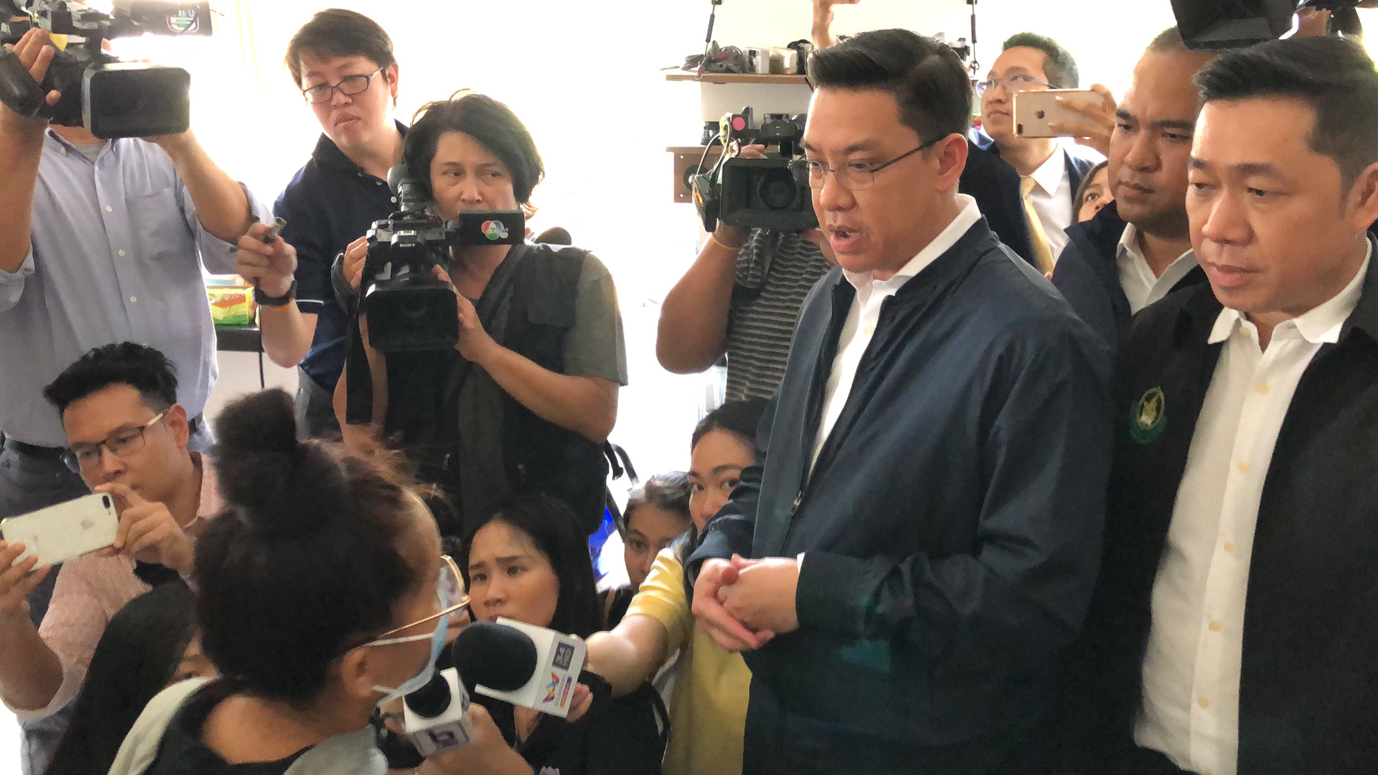 "พุทธิพงษ์" จับมือโพสต์ทวิตเตอร์ปล่อยข่าวลวงไวรัสโควิด-19    
