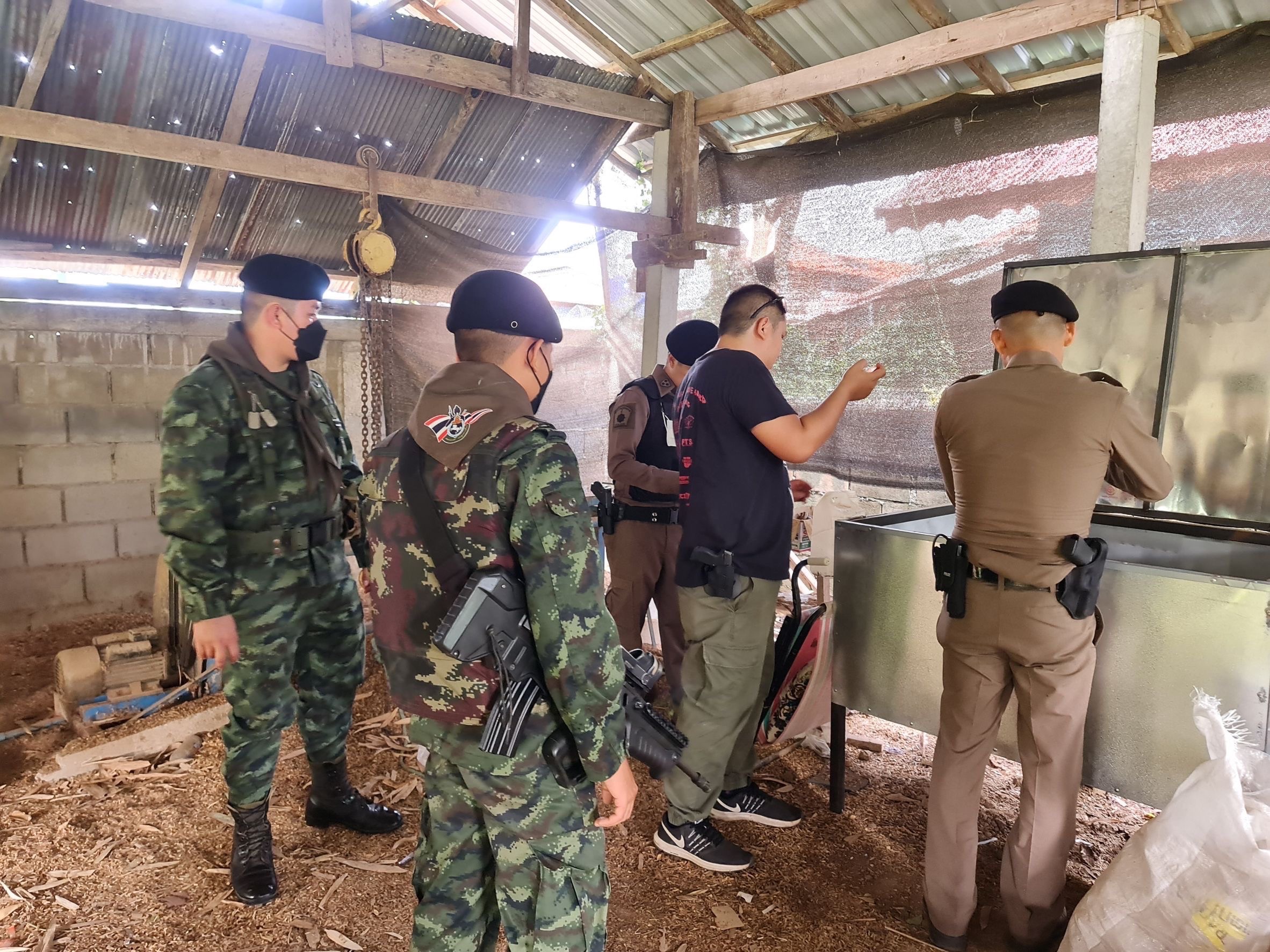 เชียงราย กวาดล้างอาชญากรรมก่อนเลือกตั้ง ค้นบ้าน ใกล้ชายแดนไทย-เมียนมา ยึดอาวุธปืนเครื่องกระสุนกว่า 100 รายการ 